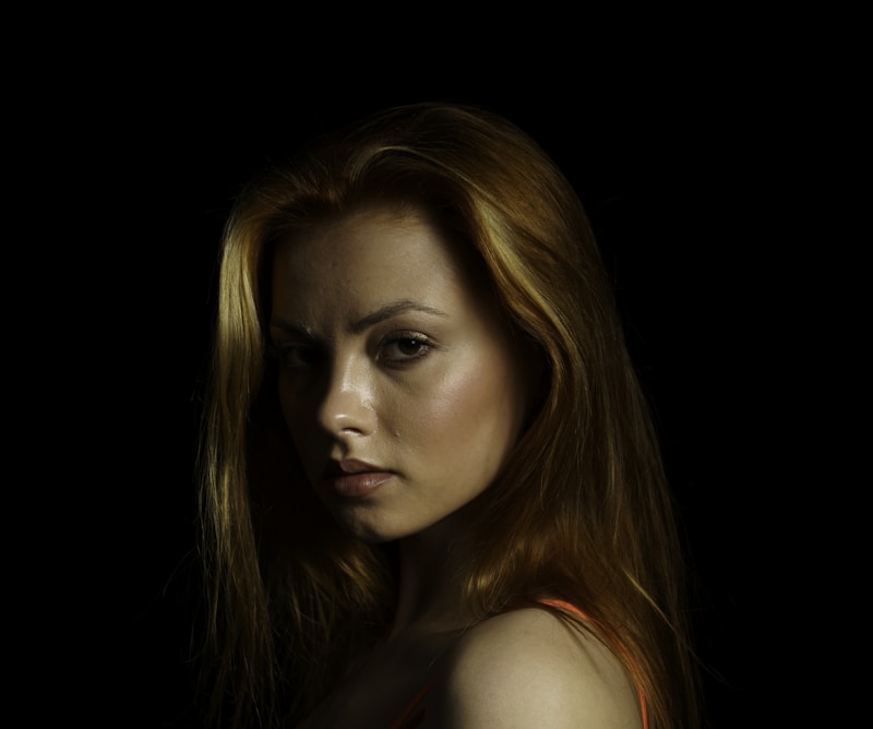 Femme rousse sensuelle posant