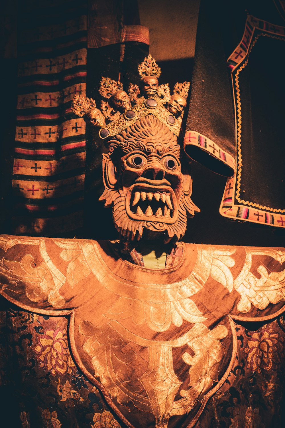 une statue d’un démon avec une couronne sur le dessus