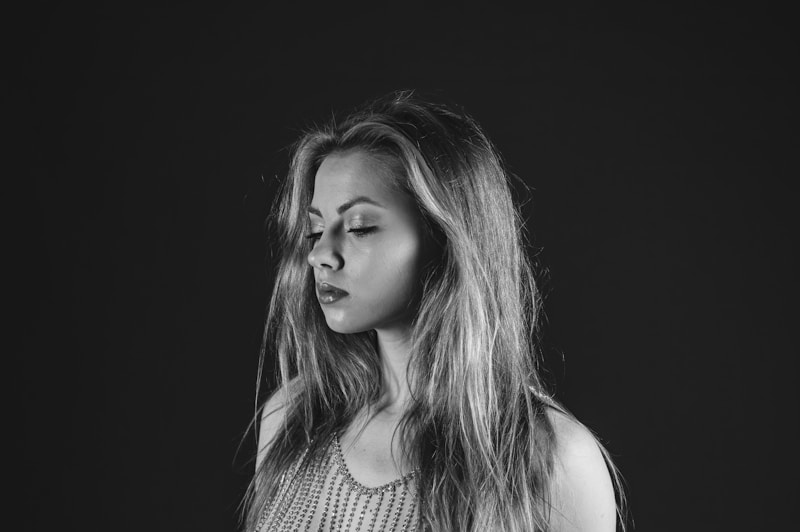 Portrait noir et blanc d’une femme glamour