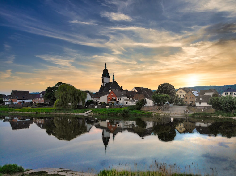 una piccola città con un lago di fronte