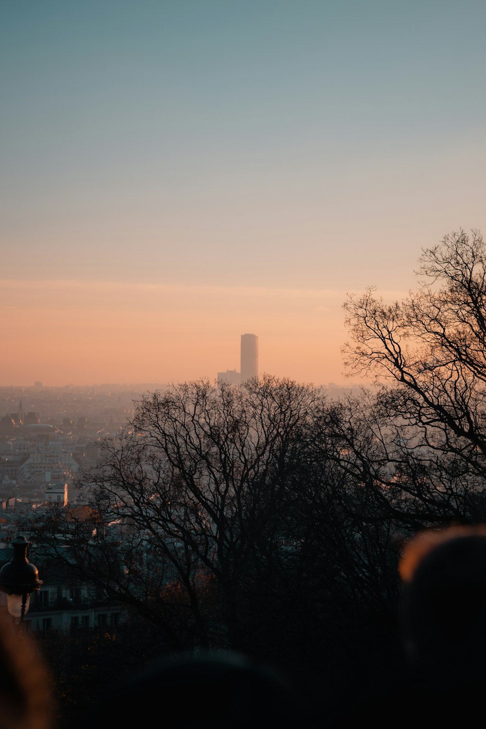 Une vue d’une ville au coucher du soleil depuis une colline