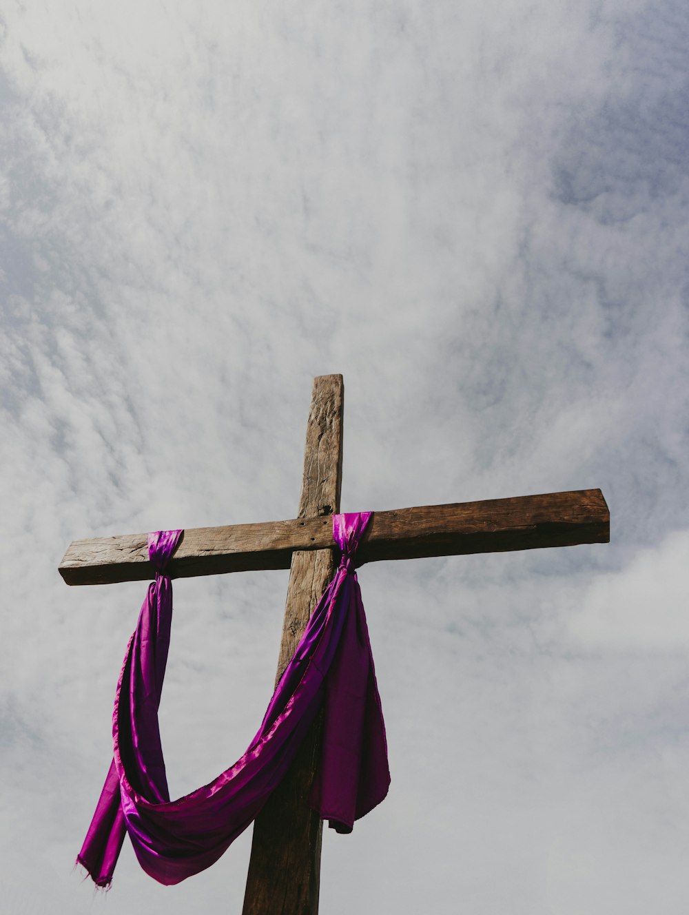 une croix avec un tissu violet drapé autour