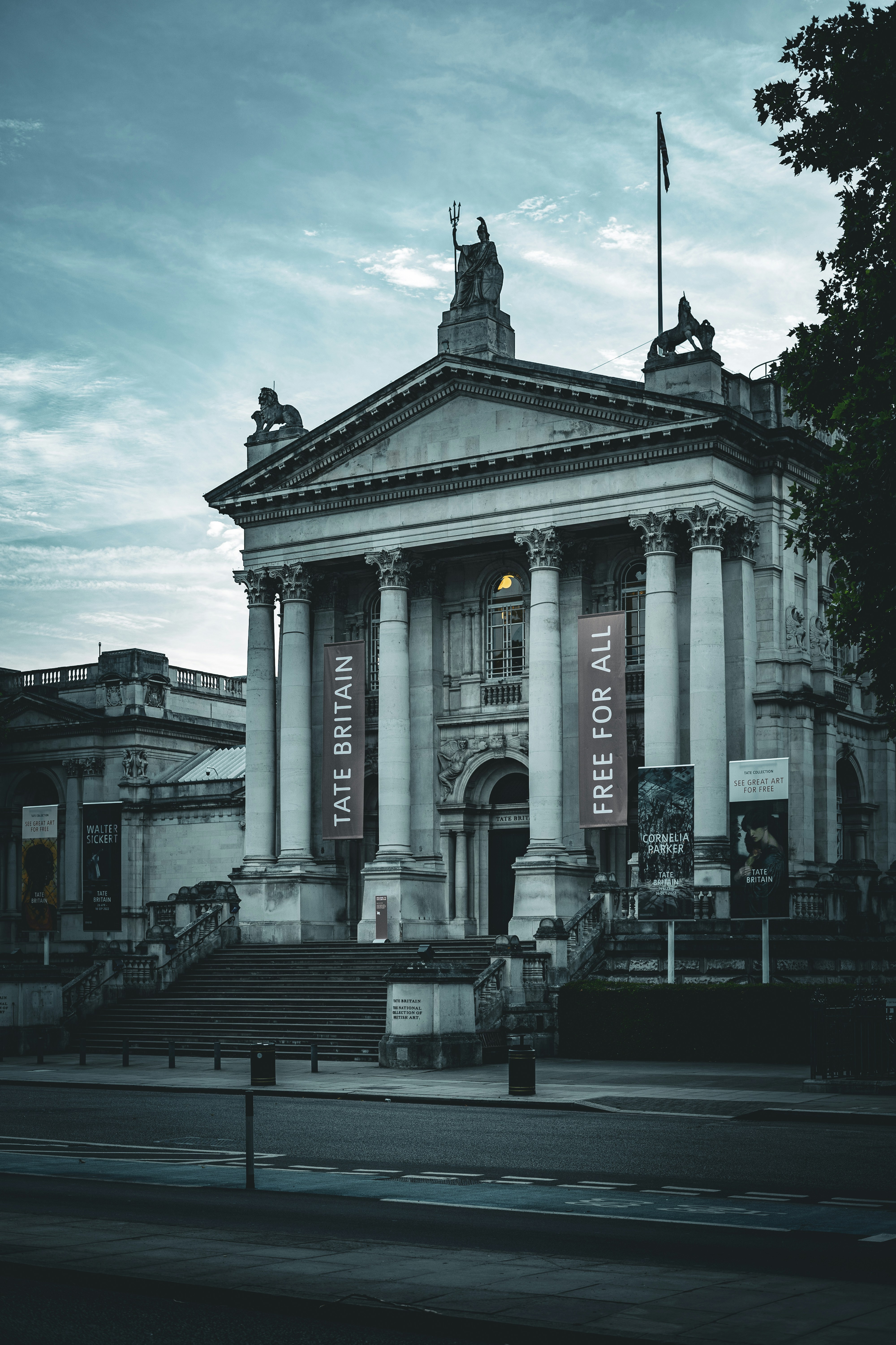 Ein altes Gebäude mit einer Fahne darauf