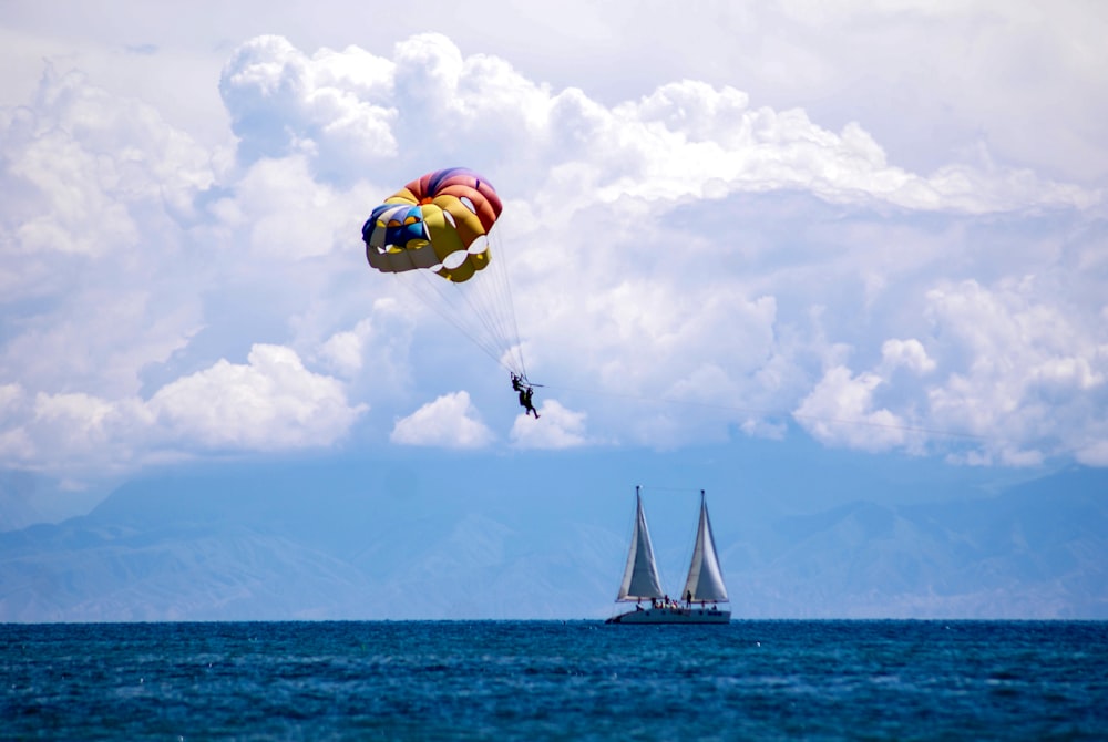 Un voilier et un parachute ascensionnel dans l’océan