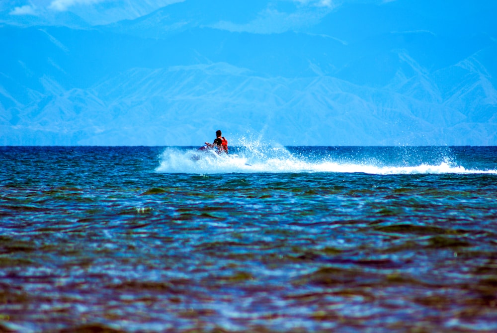 une personne sur un jet ski dans l’océan