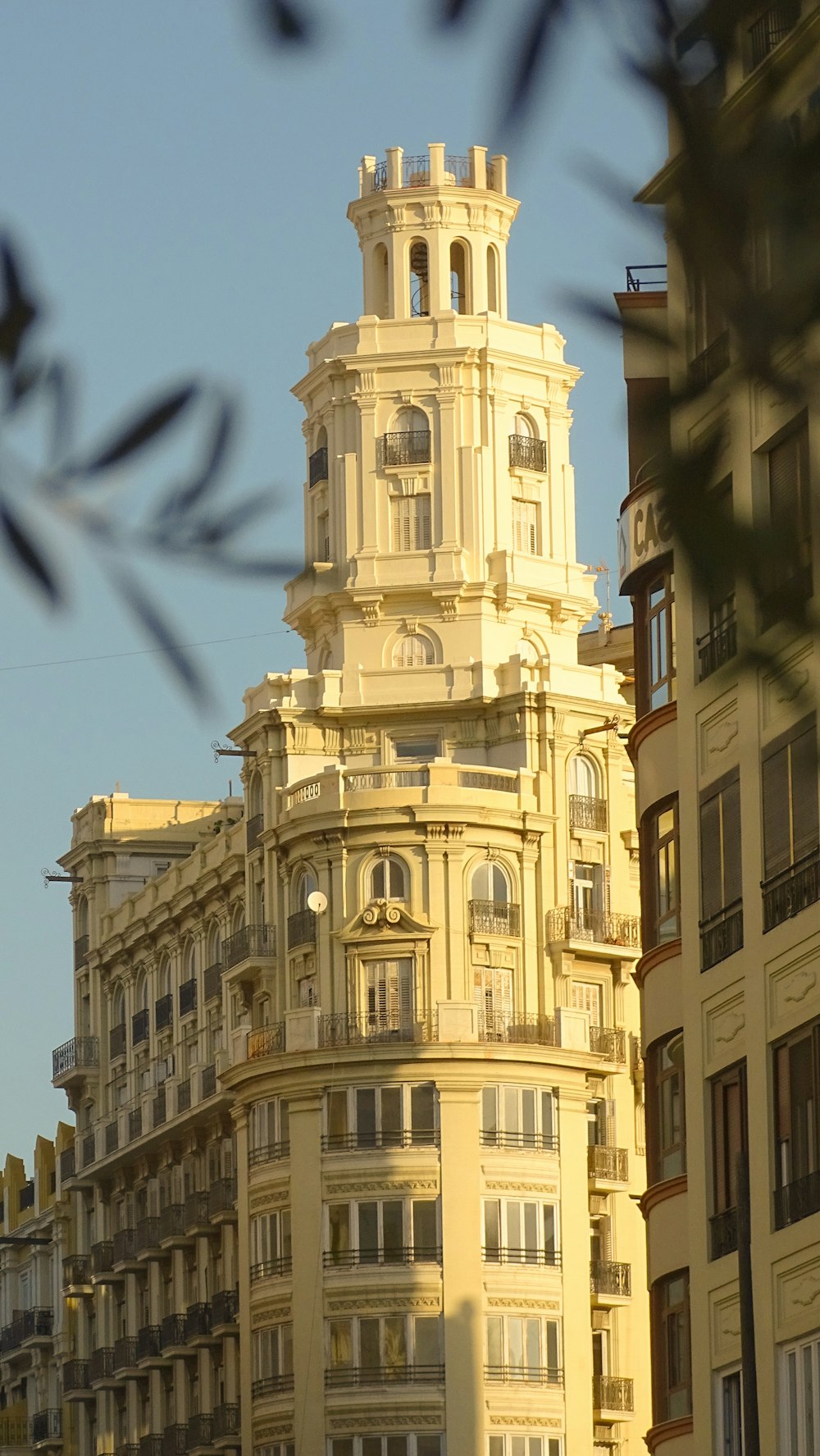 Un edificio alto con un reloj en la parte superior