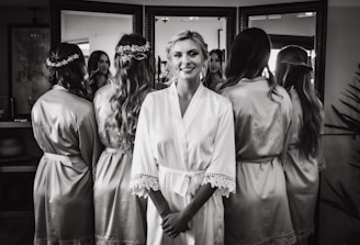 une femme debout devant un miroir portant une robe
