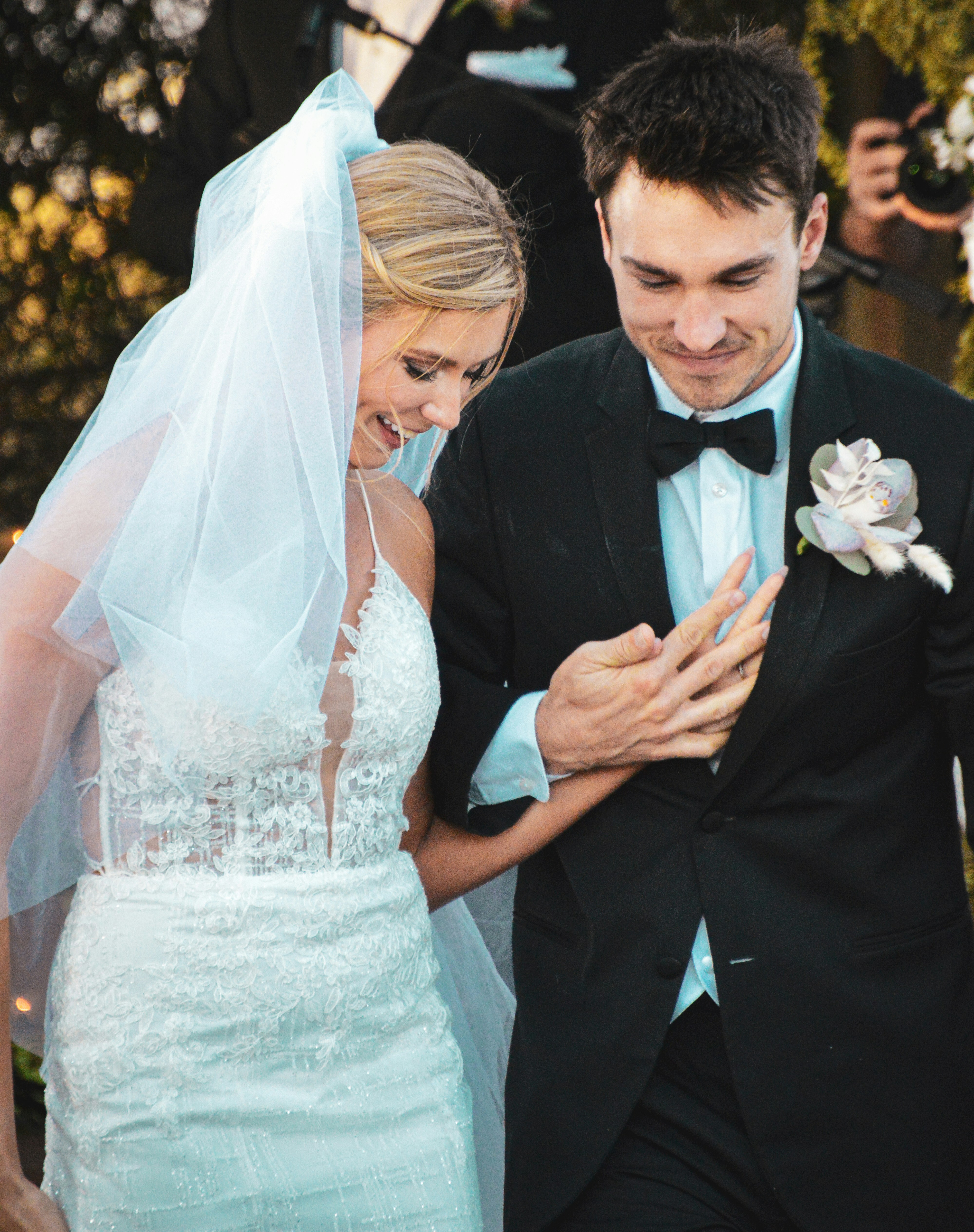 Ein Brautpaar geht den Gang entlang