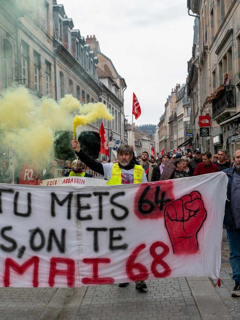 a group of people holding a sign that says tu mets son te mai -