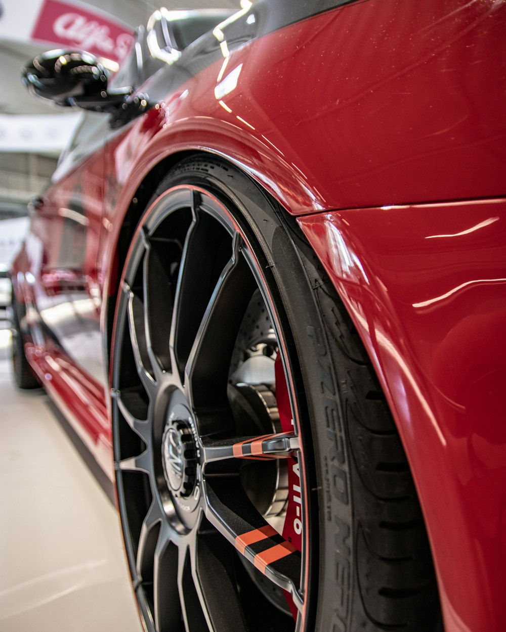 Un'auto sportiva rossa parcheggiata in un garage