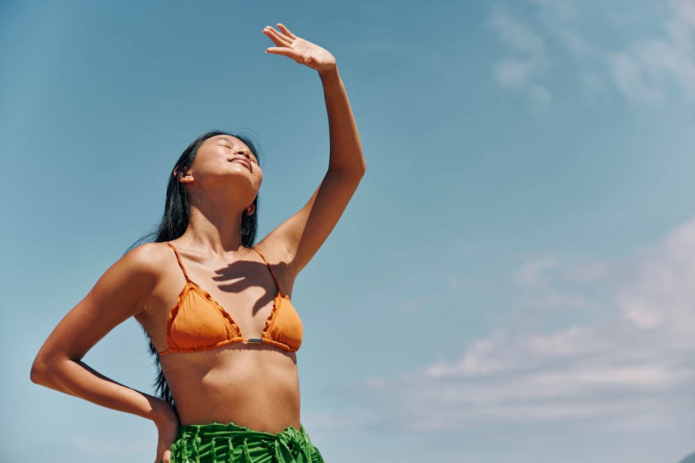 Una donna in bikini in piedi sulla spiaggia