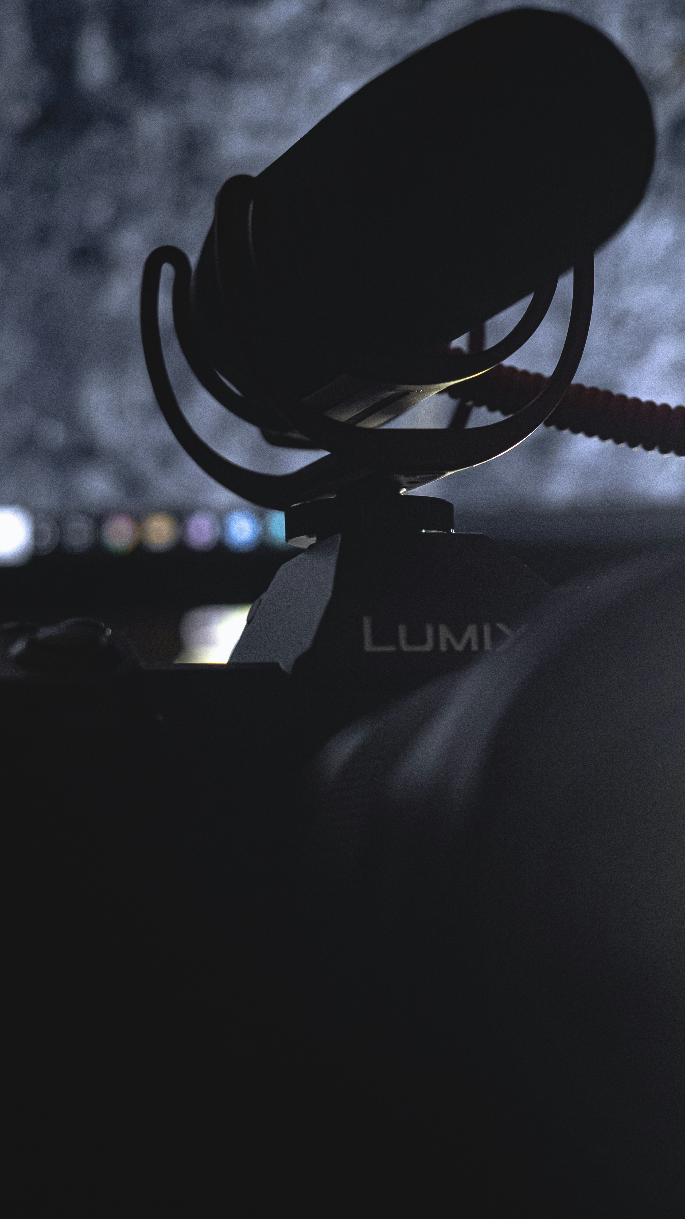 un micrófono sentado encima de una mesa