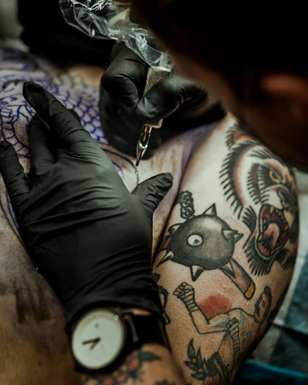 Sesión de tatuaje en proceso