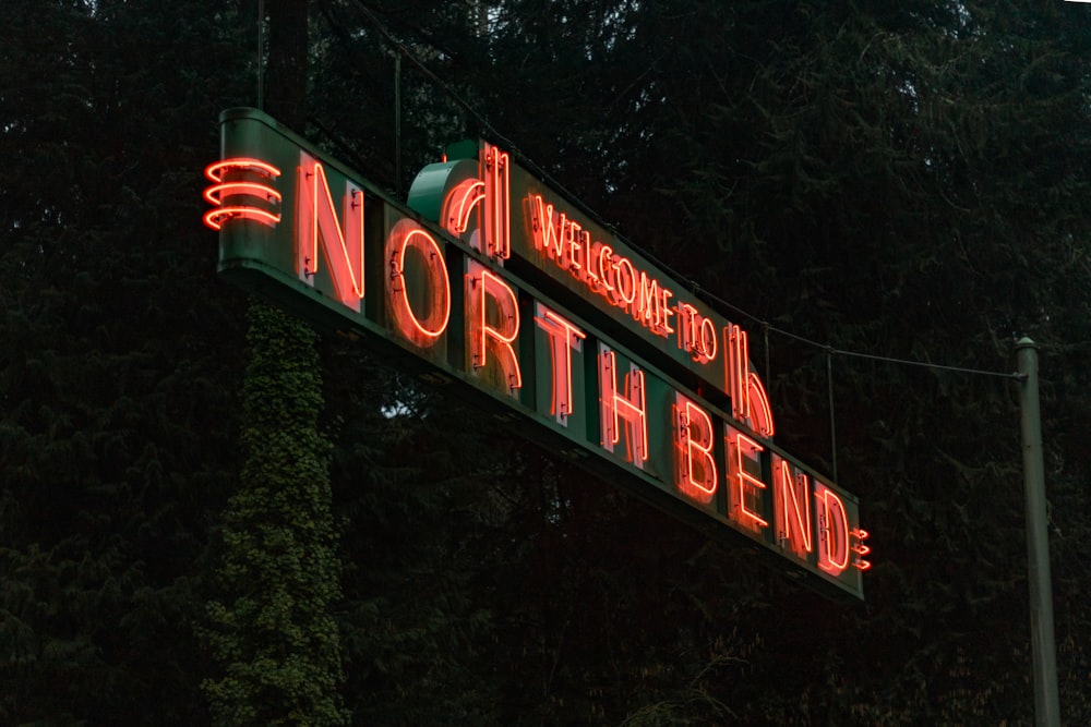 Un letrero de neón que dice Bienvenido a North Bend