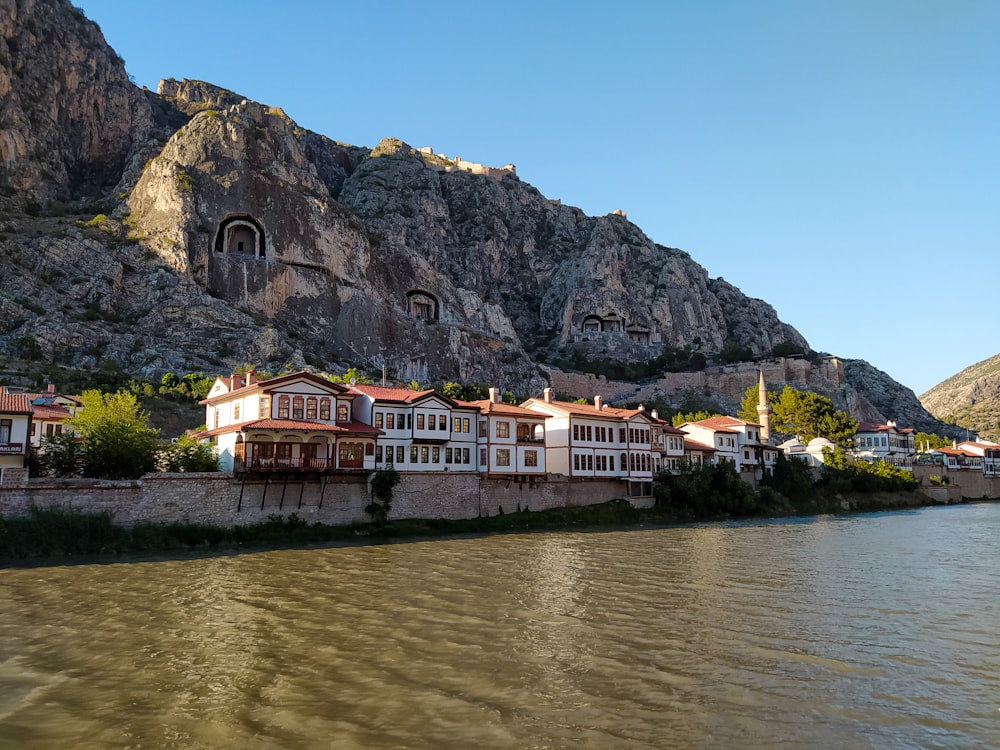 a row of houses next to a river