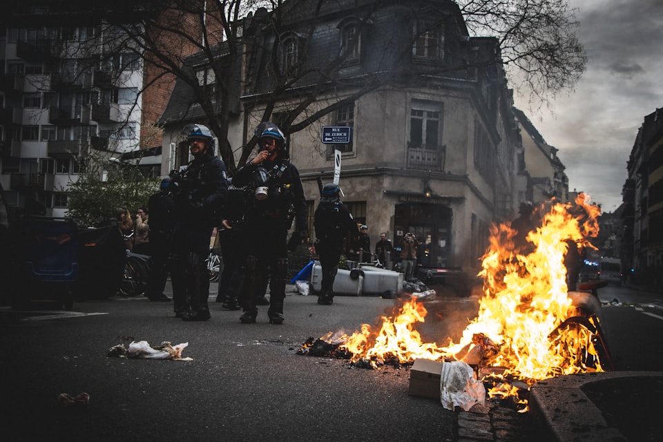 Francia; Liberté, Égalité y Désintégreté: el "imperio" que, ni puede ni quiere, controlar sus periferias