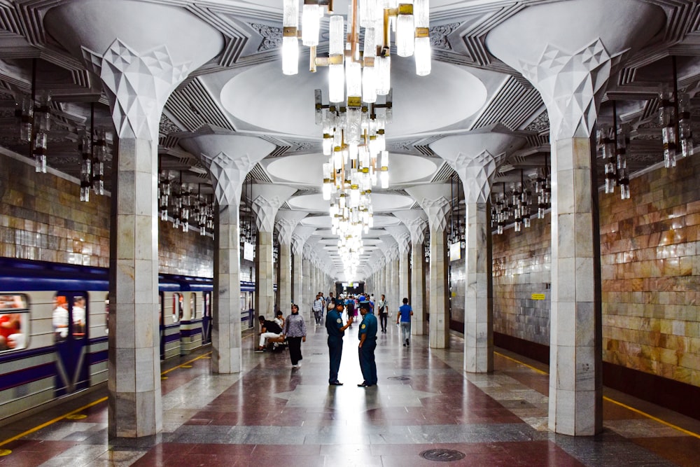 Una stazione della metropolitana con persone in attesa di un treno foto – Tashkent Immagine gratuita su Unsplash