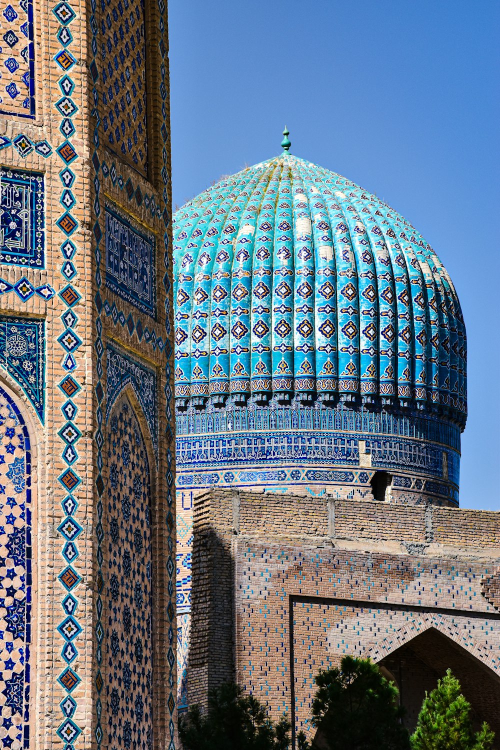 the dome of a building with a blue sky in the background