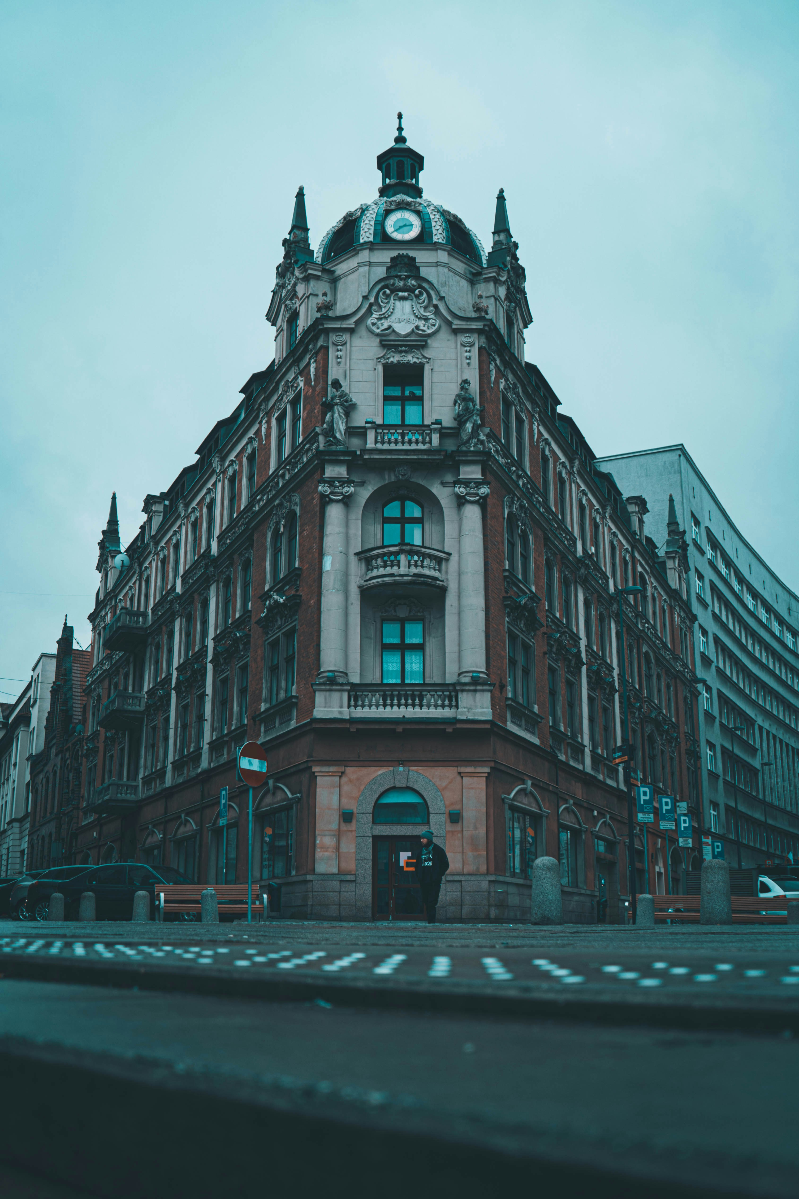 un grande edificio con un orologio in cima