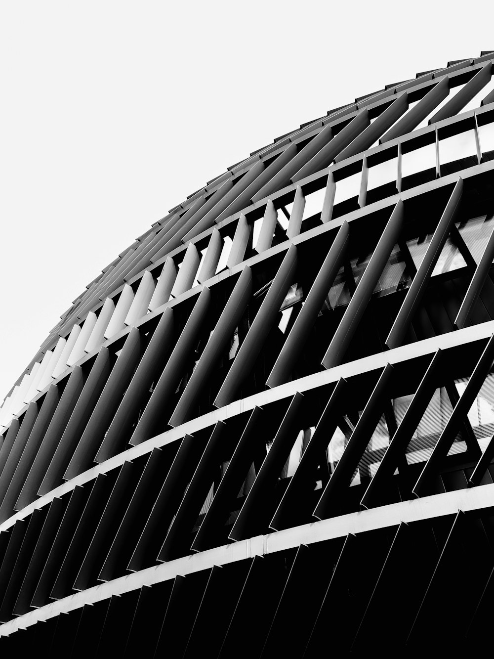 円形の建物の白黒写真