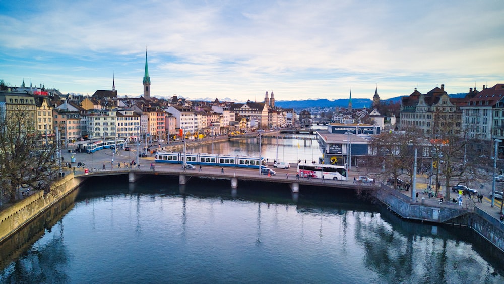 Un río que atraviesa una ciudad junto a edificios altos