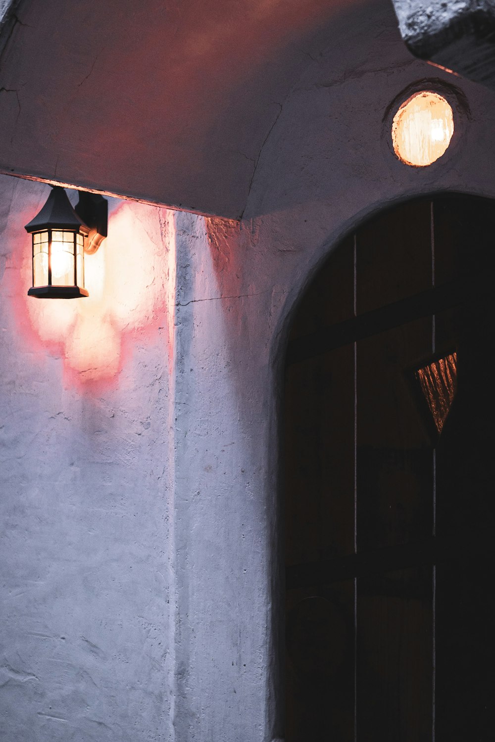 un par de luces que están en el costado de un edificio