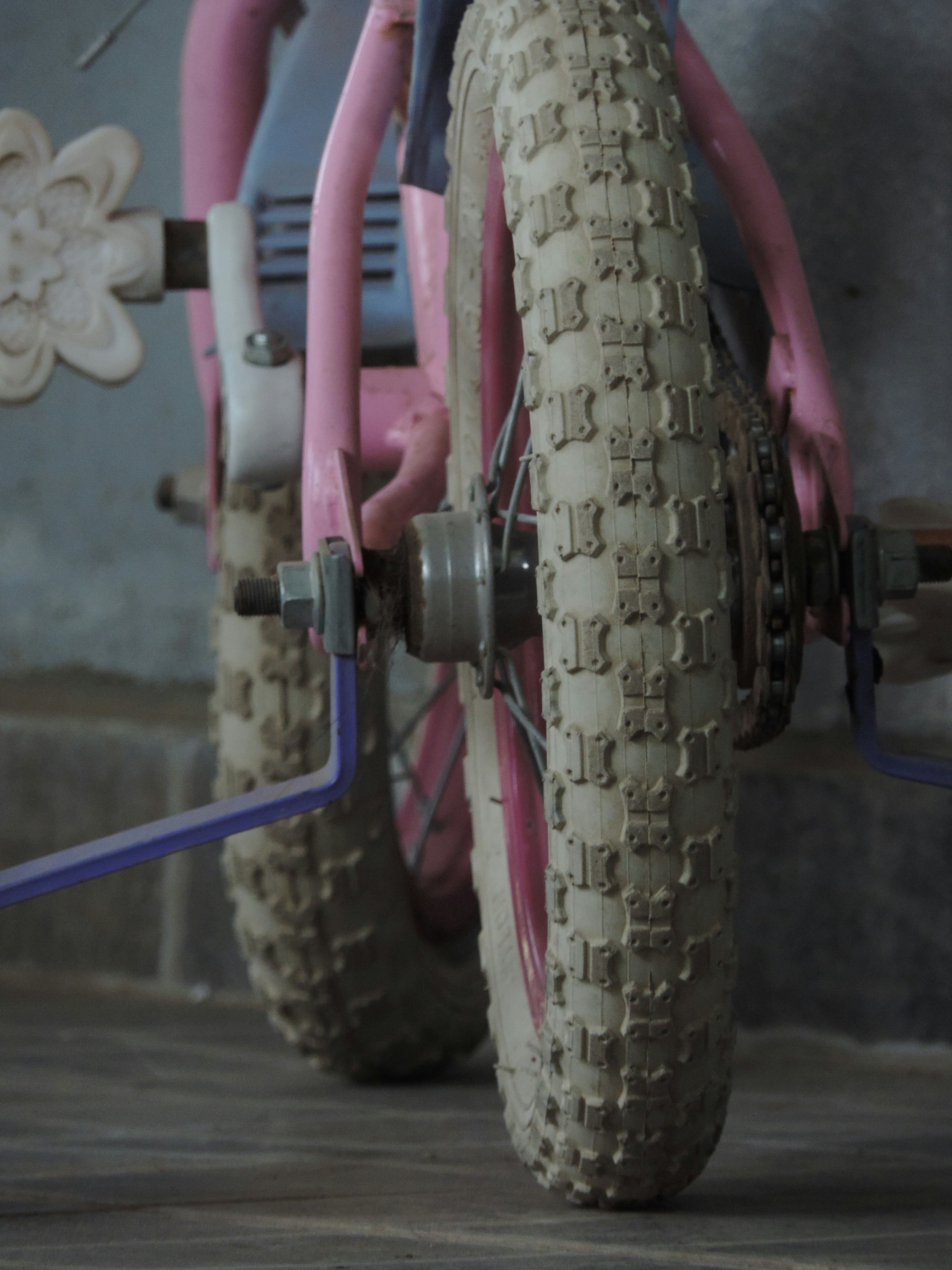 Un primer plano de una bicicleta rosa y azul