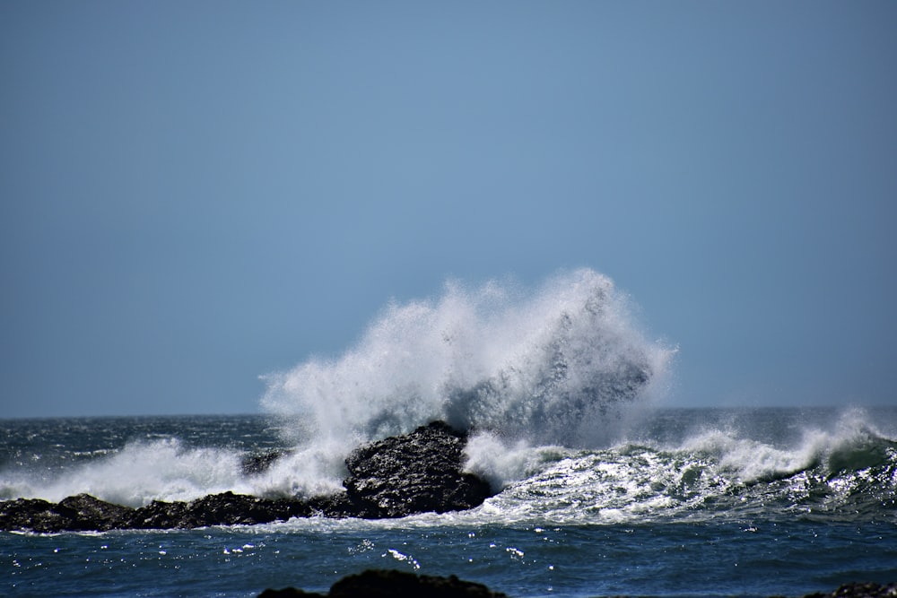 Une grosse vague s’écrase sur un rocher dans l’océan