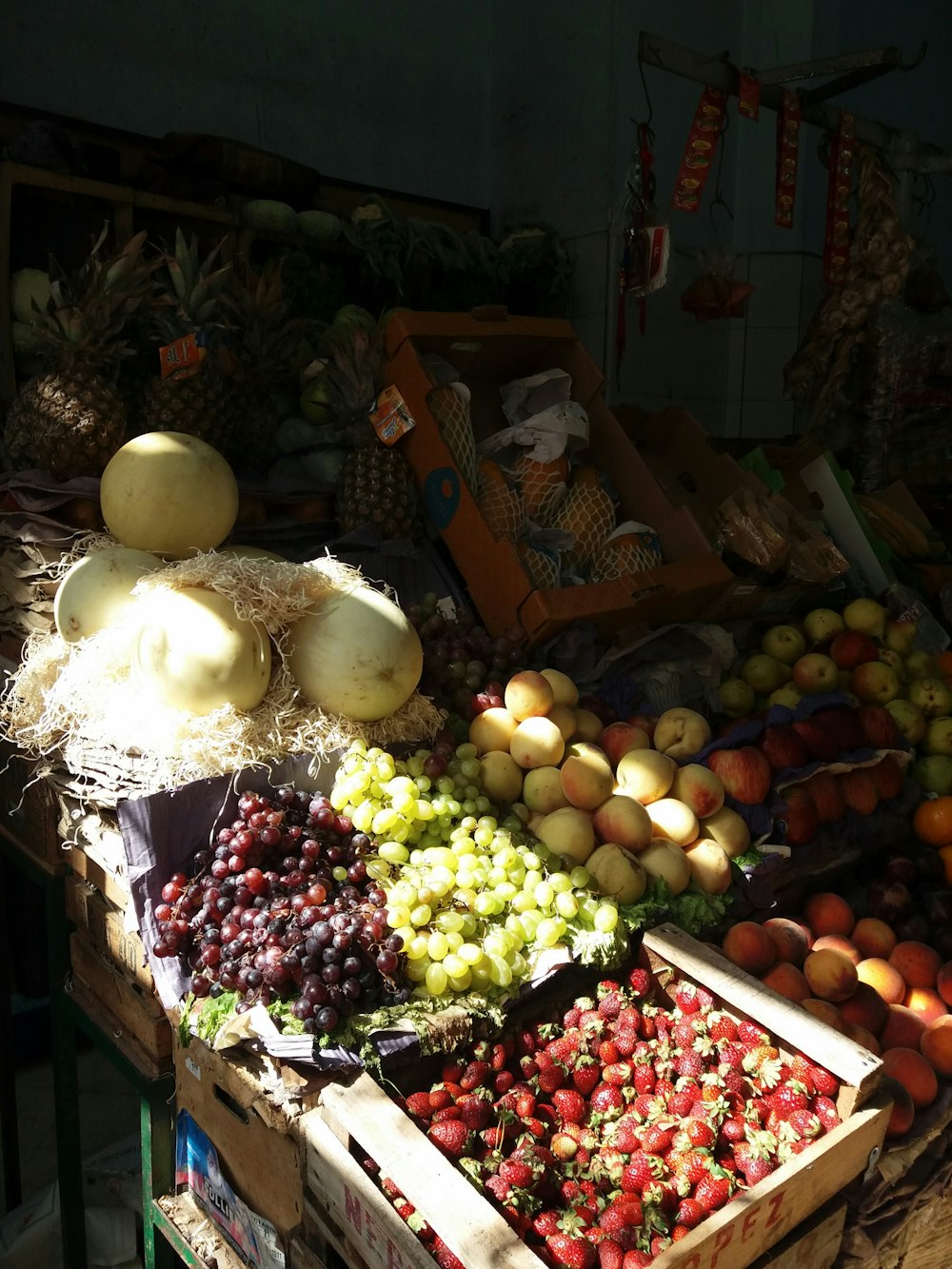 Un puesto de frutas con una variedad de frutas en exhibición