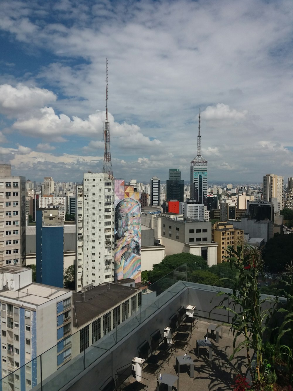 고층 건물에서 바라본 도시 풍경