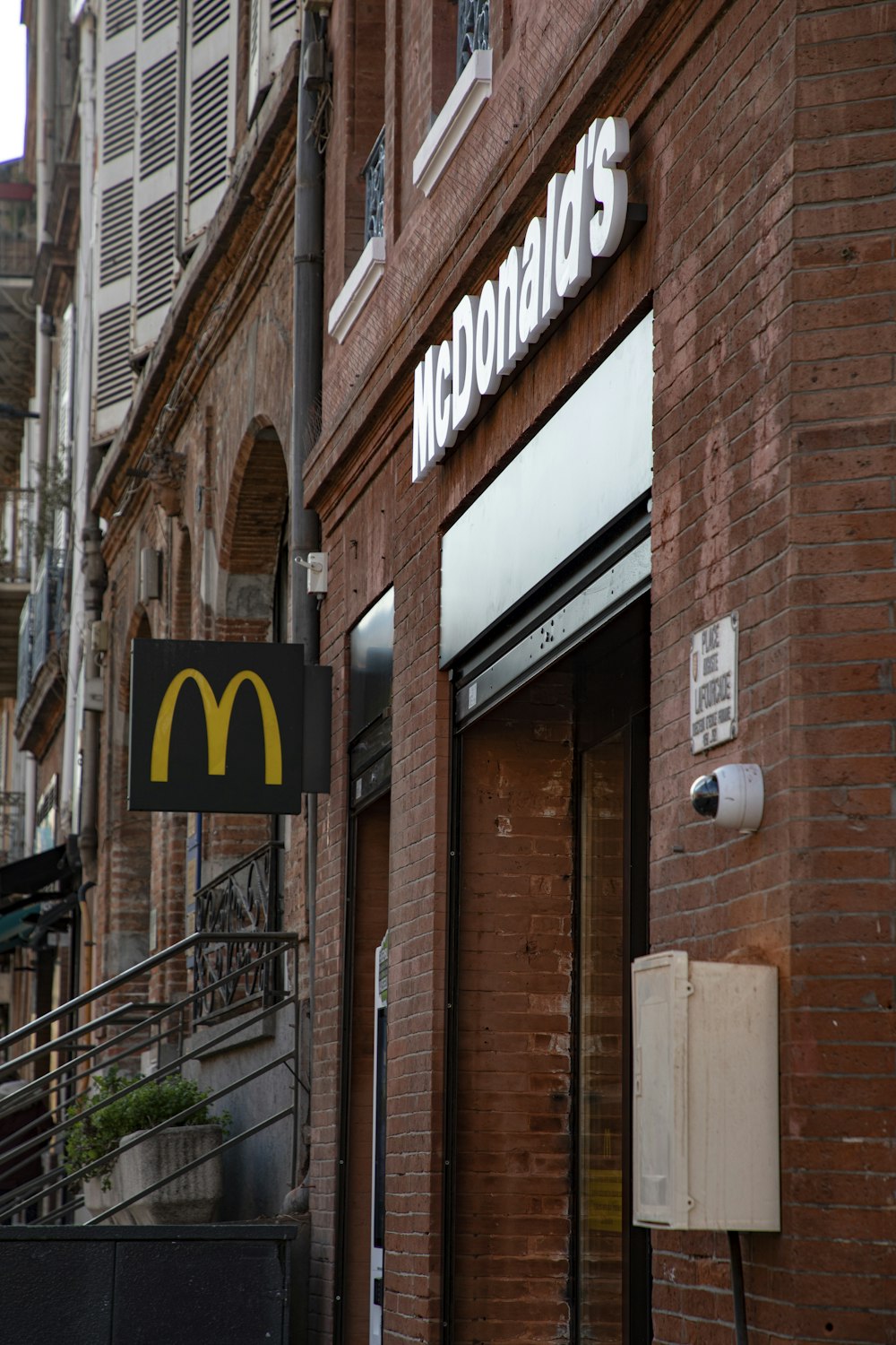 Ein McDonald's-Schild an der Seite eines Gebäudes