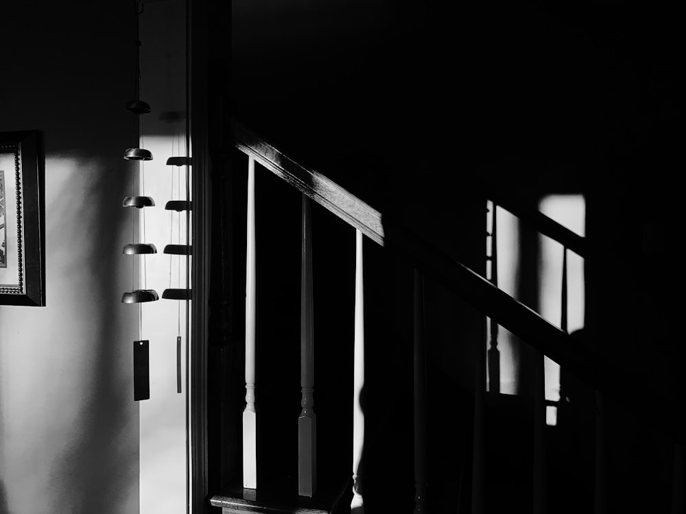 Una foto en blanco y negro de una escalera