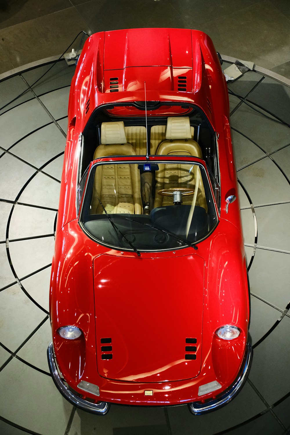 uma vista aérea de um carro esportivo vermelho