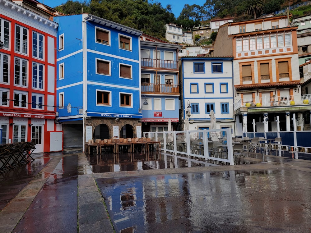 un montón de edificios que están uno al lado del otro