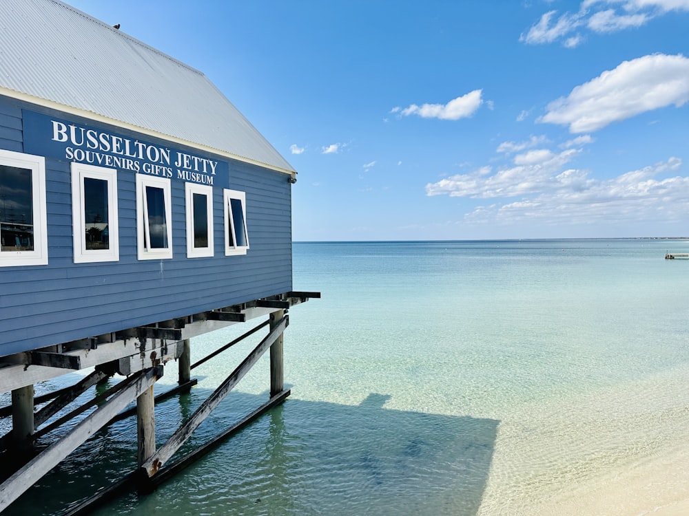 海に面したビーチの上に建つ青い建物