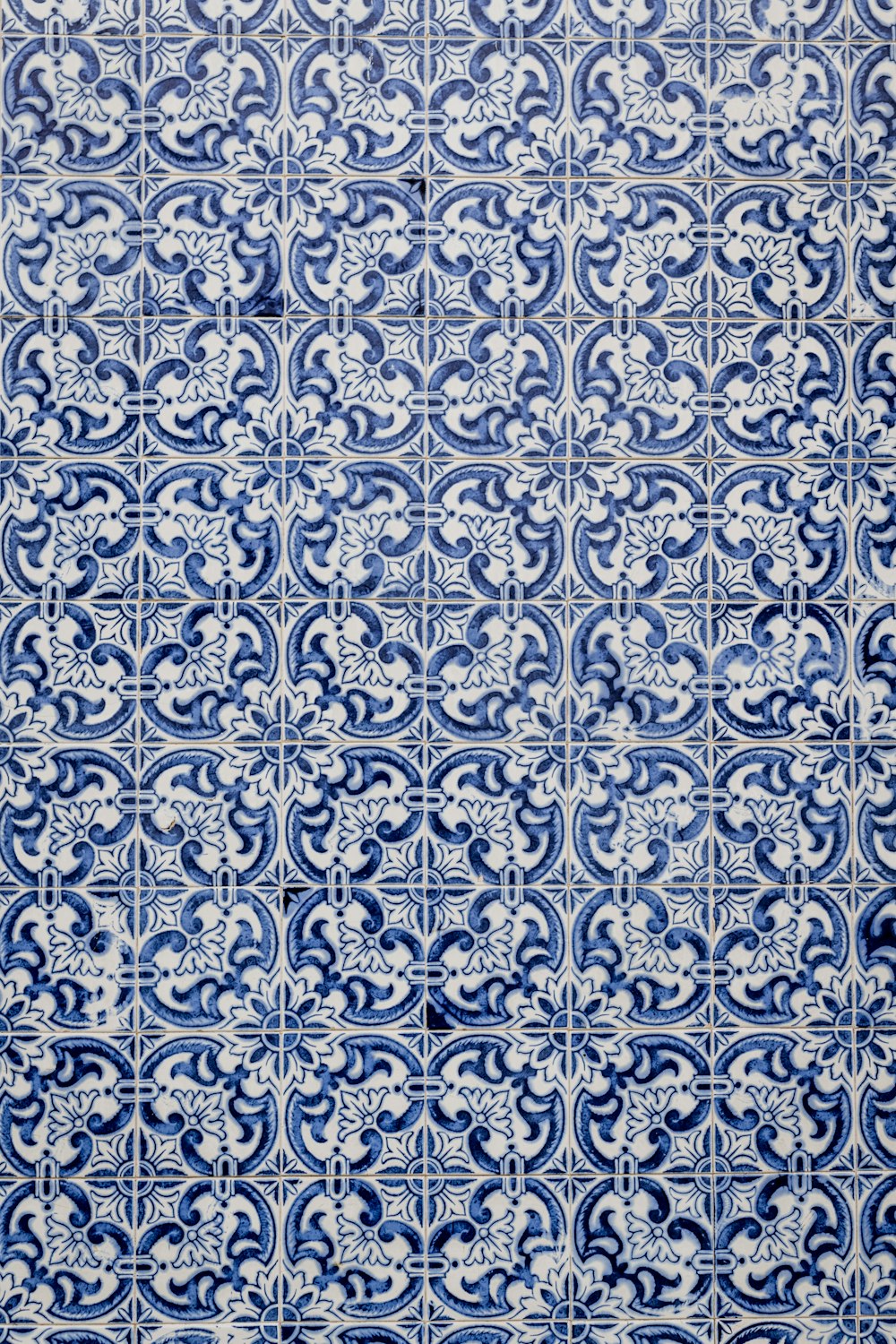 a blue and white tile with a pattern on it