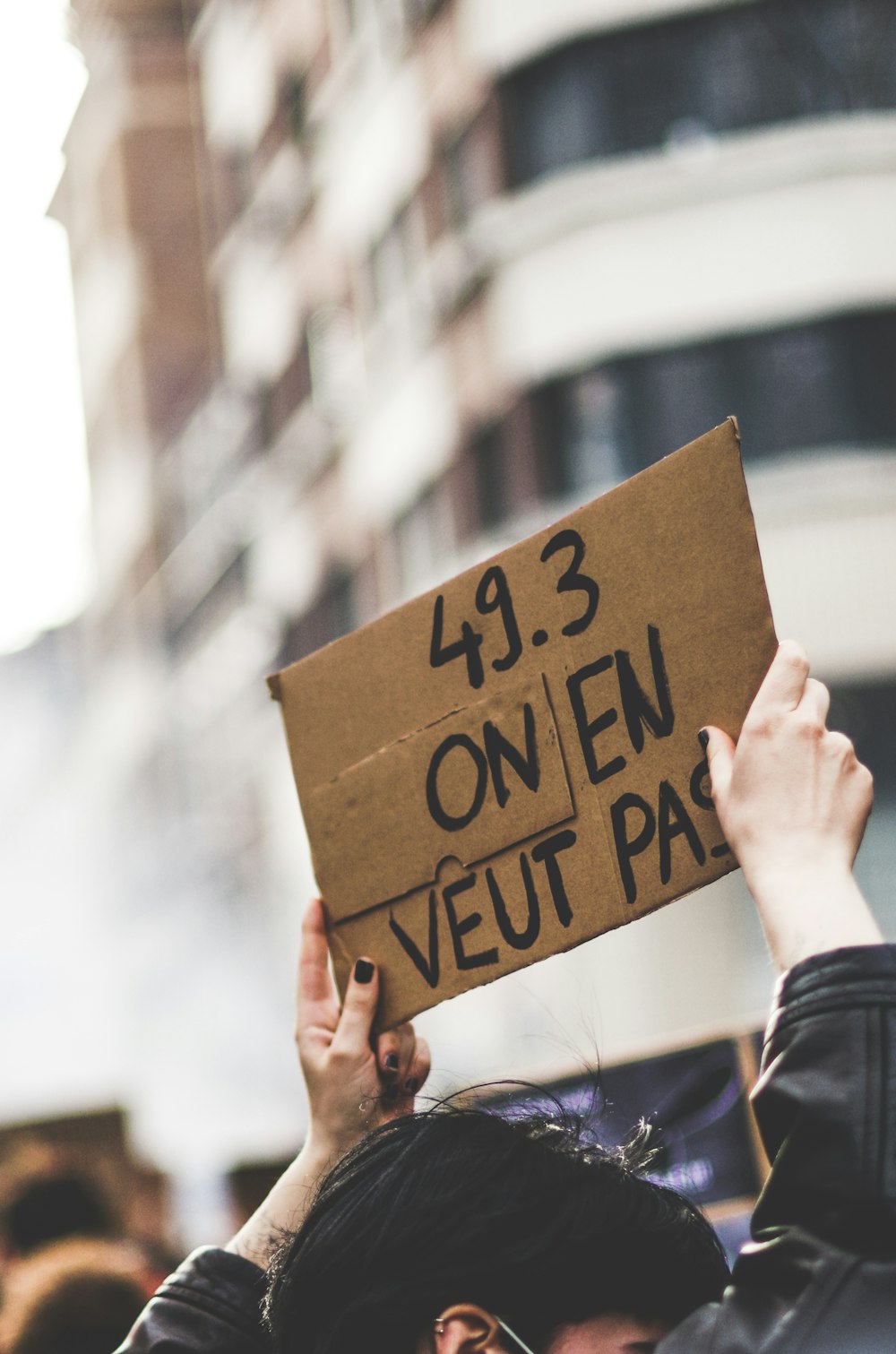 a person holding a sign that says 42 on en veut pa