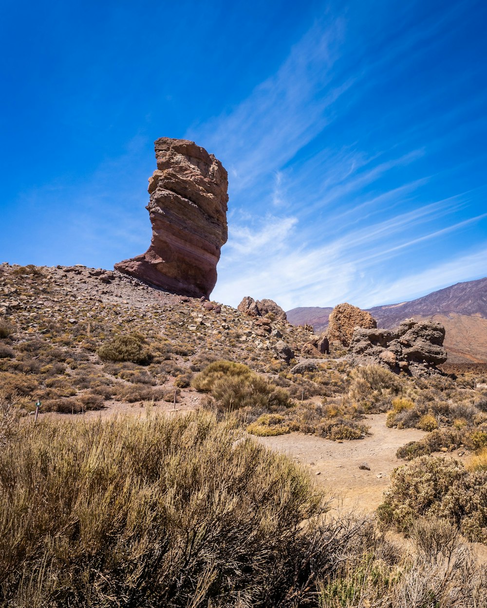 Una formazione rocciosa nel mezzo di un deserto