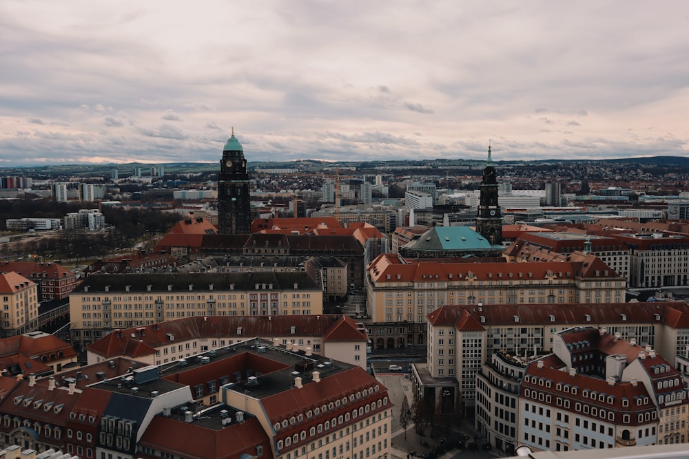 una vista di una città dalla cima di un edificio