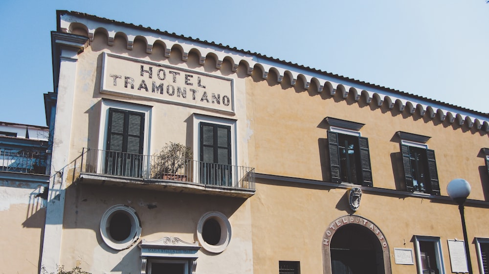 a building with a sign that reads hotel tammutano