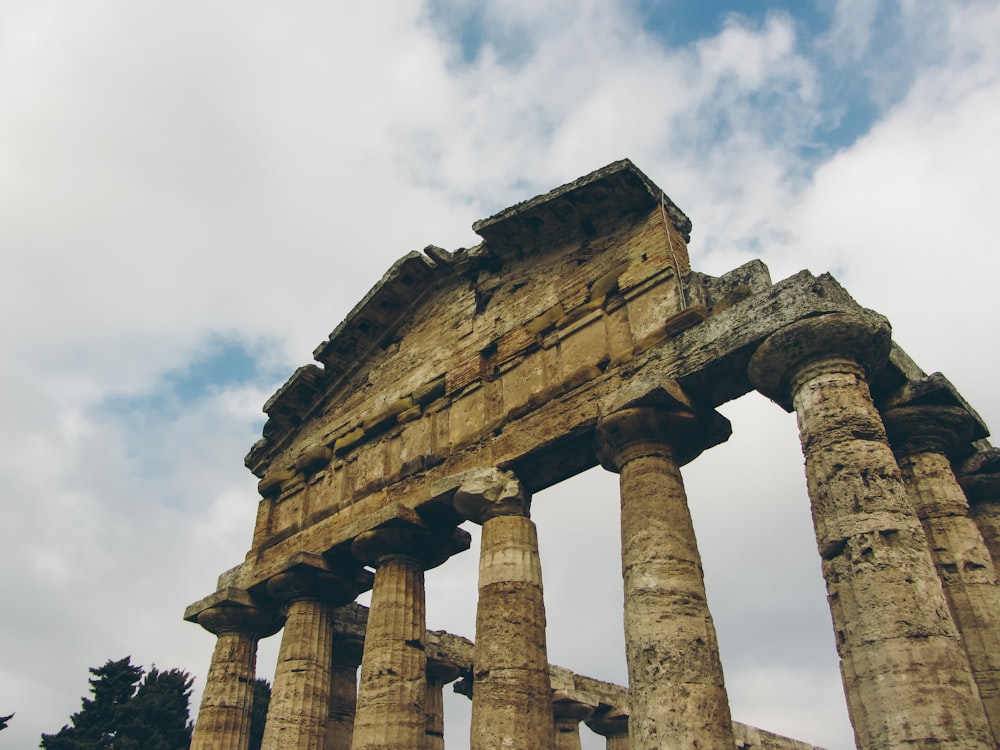 a large stone structure with many pillars