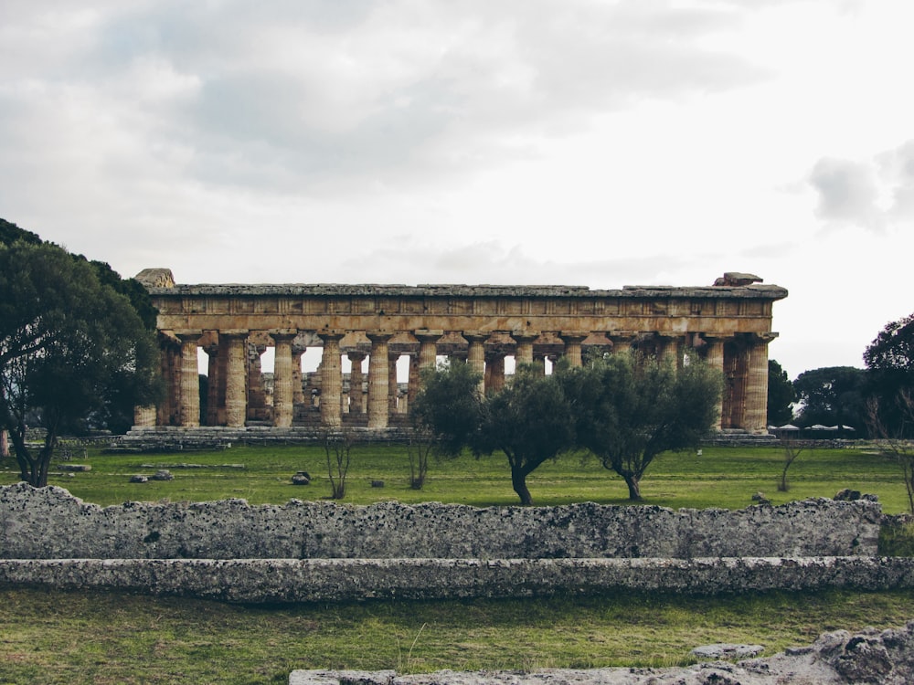 una grande struttura in pietra nel mezzo di un campo