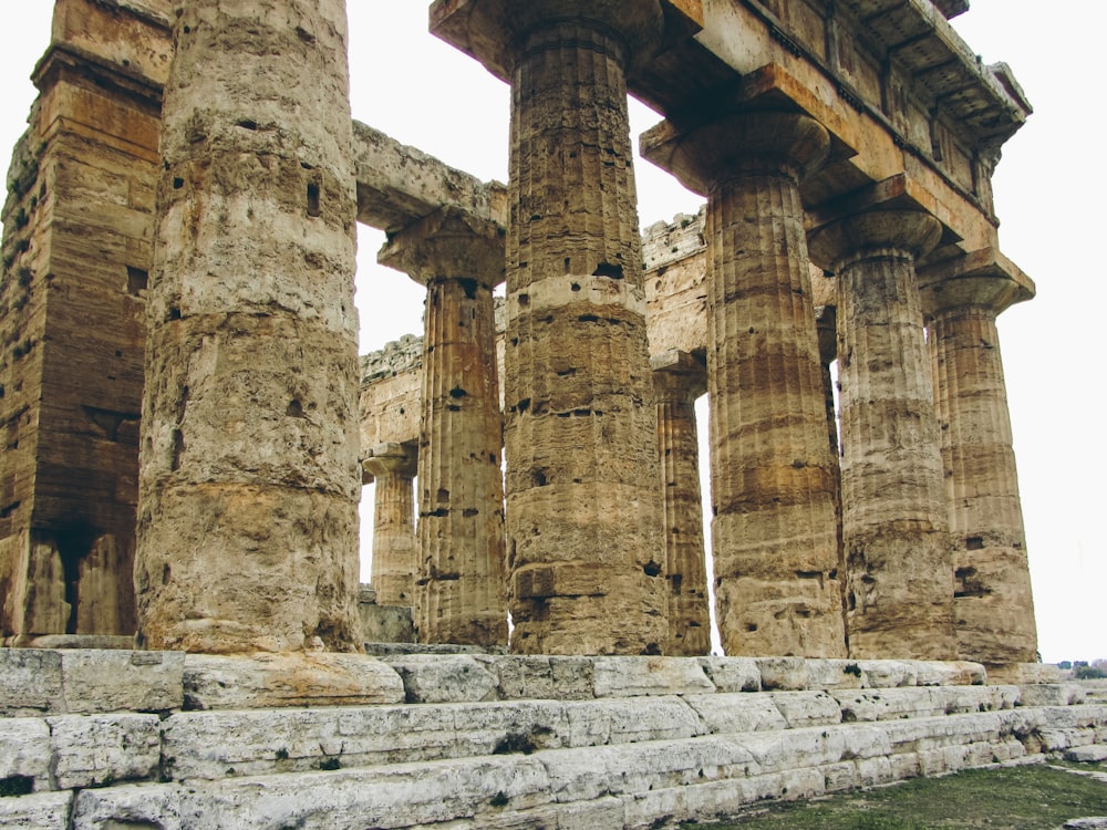 Una gran estructura de piedra con muchas columnas