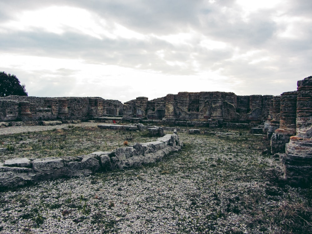 Le rovine di una città romana sotto un cielo nuvoloso