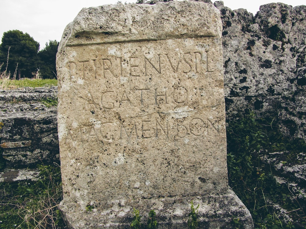 una grande pietra con scritte su di esso