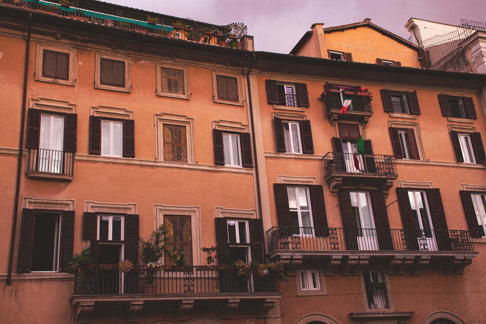 Un grand immeuble avec beaucoup de fenêtres et de balcons