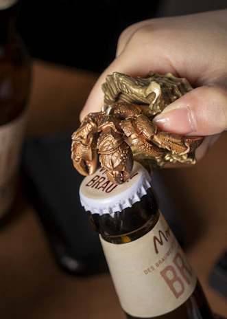 A bartender swiftly opening a beer bottle with the compact Flash Bar Pro under vibrant club lighting.
