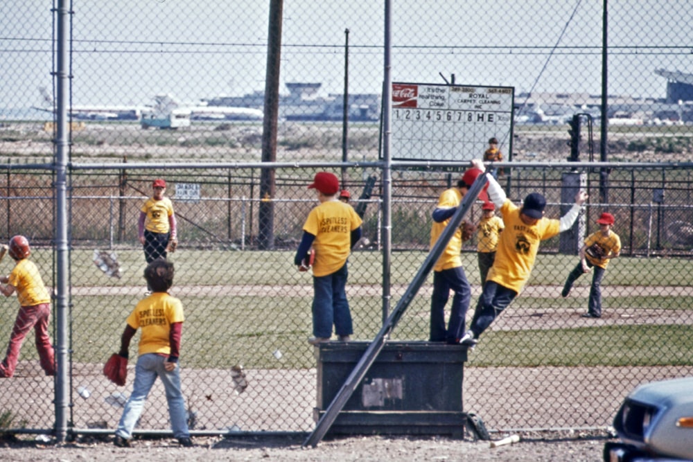 Un gruppo di giovani in piedi sulla cima di un campo da baseball