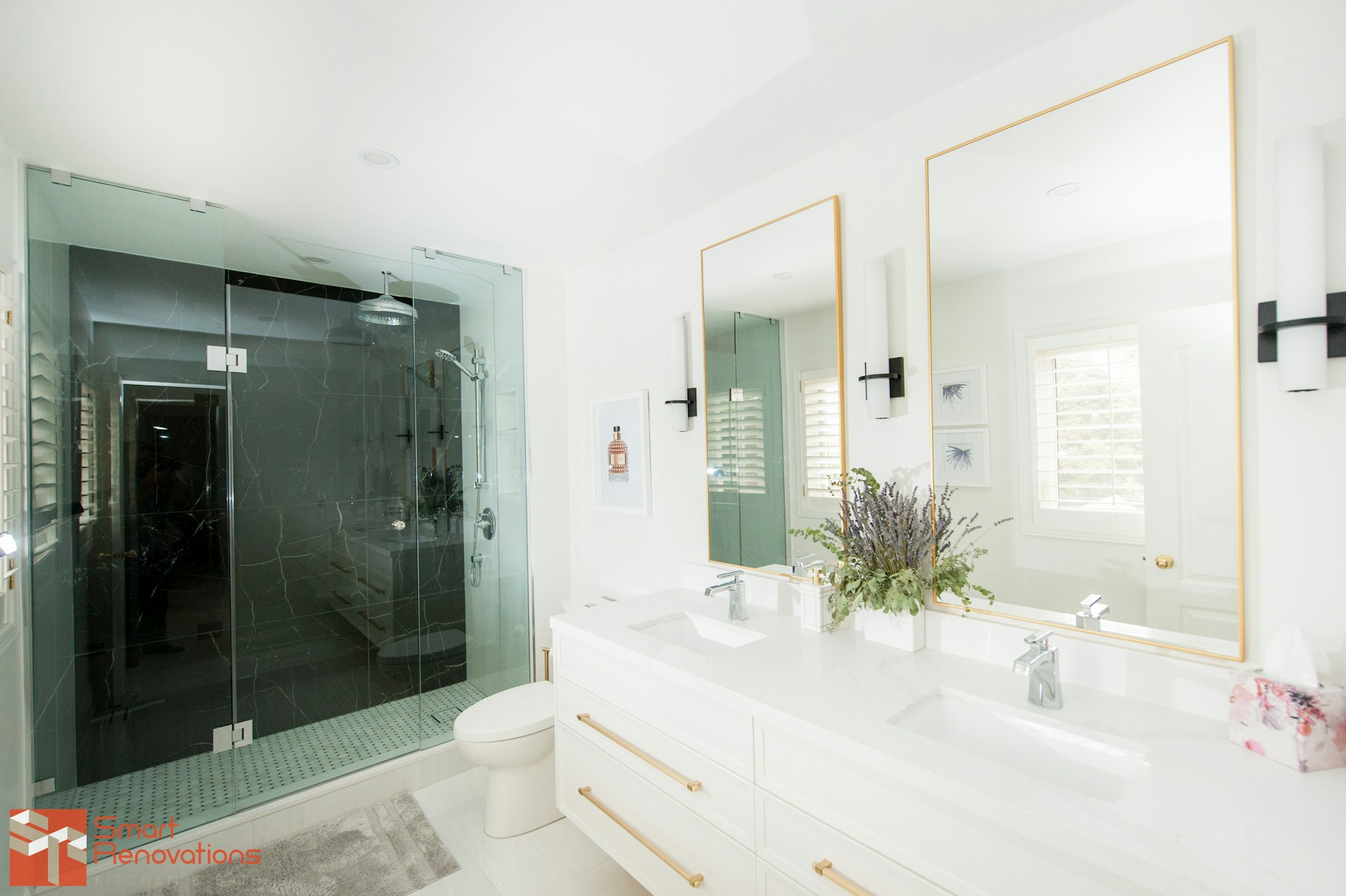a bathroom with two sinks, a toilet and a shower
