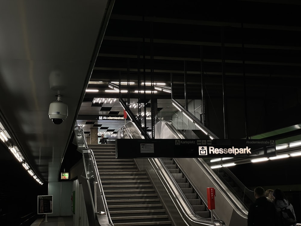 un par de escaleras mecánicas que están una al lado de la otra